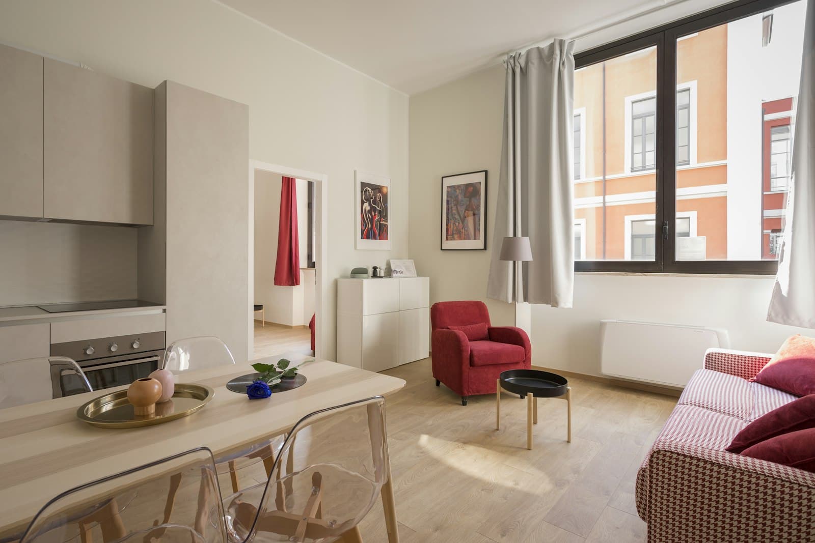 Interior de apartamento moderno e iluminado
